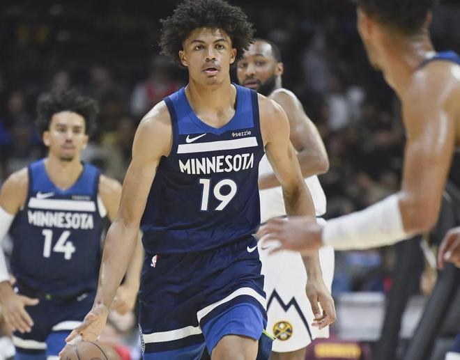 明尼苏达森林狼发布备战花絮；窗口期队长鼓劲；社区盾任务艰巨；资深球员宣示担当(森林狼卡尔弗)